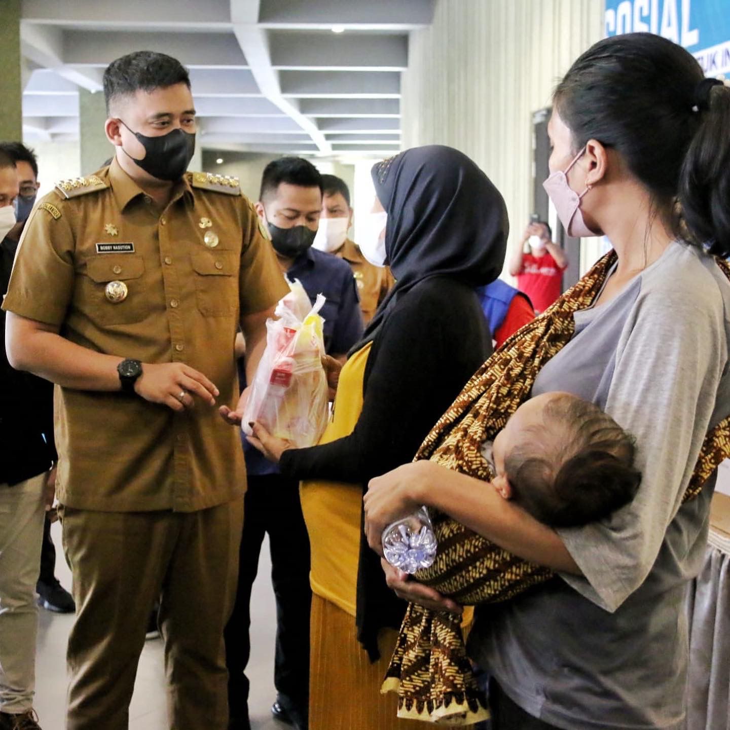 Wali Kota Medan Bobby Nasution, menghadiri Kegiatan Promosi Kesehatan Pada Kegiatan Bantuan Sosial Kepada Masyarakat Kota Medan Provinsi Sumatera Utara